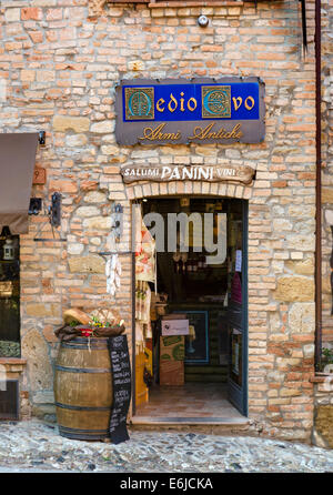 Tradional shop verkauft Brot, Wein und Fleisch im Zentrum der mittelalterlichen Altstadt Stadt Castell'Arquato, Piacenza, Emilia Romagna, Italien Stockfoto