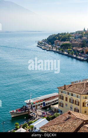 Fähre im Hafen von Limone Sul Garda, Gardasee, Lombardei, Italien angedockt Stockfoto