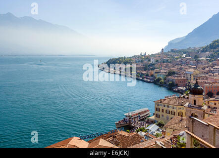 Fähre im Hafen von Limone Sul Garda, Gardasee, Lombardei, Italien angedockt Stockfoto