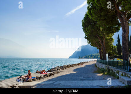 Der Strand in Limone Sul Garda, Gardasee, Lombardei, Italien Stockfoto