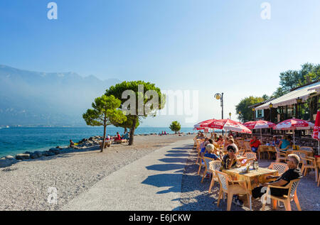 Seeufer-Café am Strand von Limone Sul Garda, Gardasee, Lombardei, Italien Stockfoto