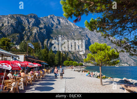 Seeufer-Café am Strand von Limone Sul Garda, Gardasee, Lombardei, Italien Stockfoto