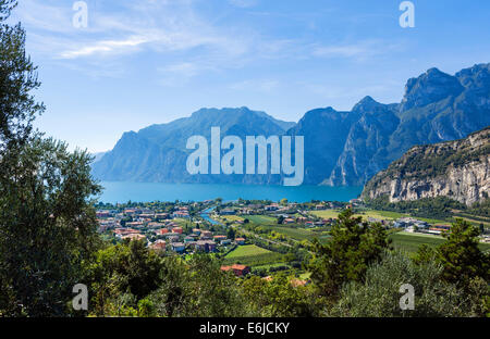 Blick über Torbole und dem nördlichen Ende des Gardasees von der SS240, Gardasee, Trento, Italien Stockfoto