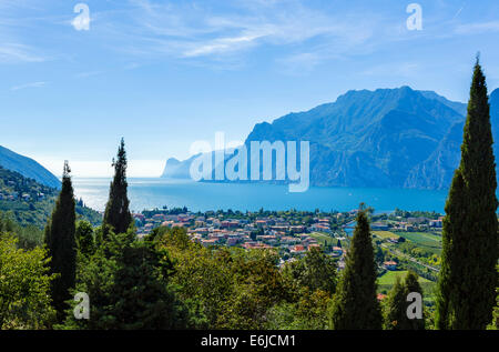 Blick über Torbole und dem nördlichen Ende des Gardasees von der SS240, Gardasee, Trento, Italien Stockfoto