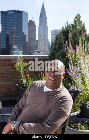 Entspannen Sie sich auf Dachterrasse, NYC zuversichtlich Mann Stockfoto