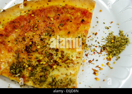 Stück Käse Pizza mit oregano Stockfoto