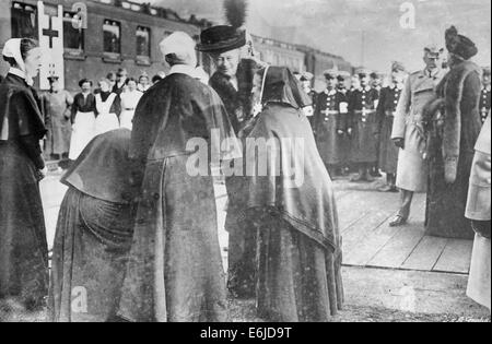 Kaiserin der Abschied vom Roten Kreuz Schwestern - Kaiserin Augusta Victoria von Schleswig-Holstein (1858-1921), Ehefrau von Wilhelm II. von Deutschland, an einem Bahnhof mit Nonnen im ersten Weltkrieg, um 1915 Stockfoto