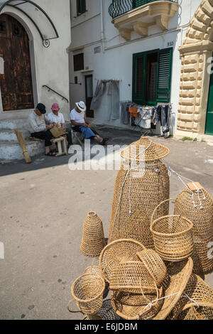 Fischerei fallen als "Nasse" und Körbe unternommen, auf der Straße, Gallipoli, alte Stadt, Puglia, Italien bekannt. Stockfoto