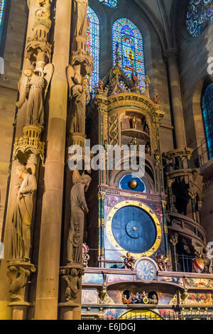 Der Engel Säule oder Urteil Säule und der Astronomischen Uhr, der Kathedrale Notre-Dame, Straßburg, Elsass, Frankreich, Europa Stockfoto