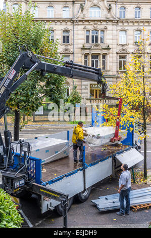 Arbeitnehmer entladen Baumaterial vom Lkw mit Kran Strasbourg Elsass Frankreich Europa Stockfoto