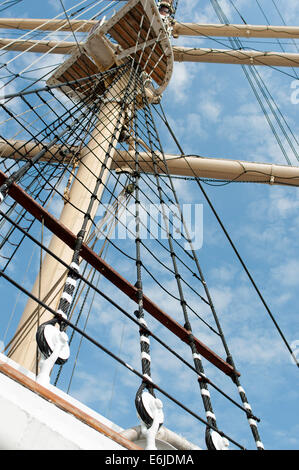 Blöcke-Seile und Mast auf einem großen Segelschiff Stockfoto