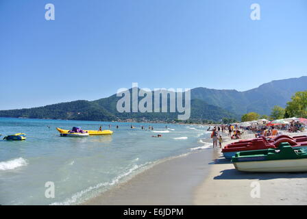 Tretboote, blaues Meer, Golden Beach, Thassos, Griechenland Stockfoto