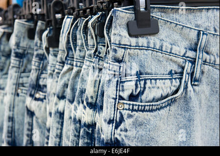 Neue blaue Jeans hängen in einem Geschäft Stockfoto