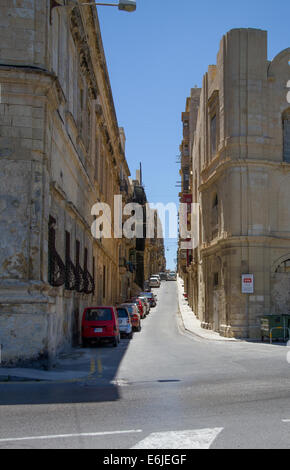 Schmale Straße in Valletta Stockfoto