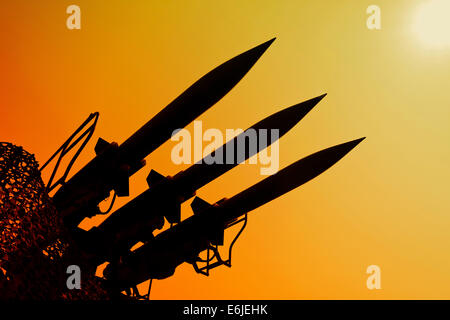 Silhouette der Flak-Abwehr-Raketen. Schatten des Krieges. Stockfoto