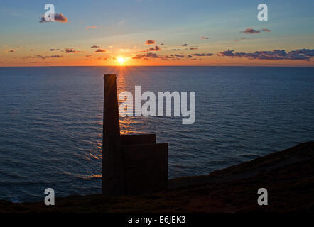 Das alte Maschinenhaus an der stillgelegten Towanroath Tin MIne in der Nähe von Extrameldung in Cornwall, Großbritannien Stockfoto