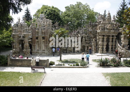 Von 1879 bis 1912 gebaut französischer Postbote Ferdinand Cheval seinen Ideal Palast Palais Ideal, Hauterives, Drome, Rhone-Alpes, Frankreich. Stockfoto