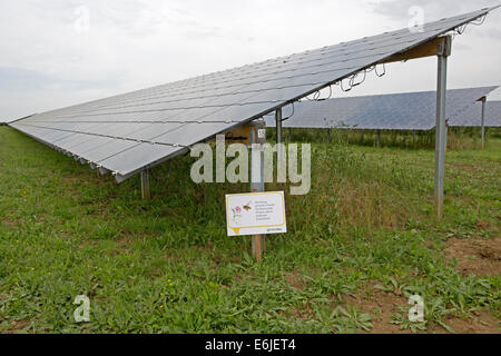 Wildtiere freundlich Informationstafeln auf Belectric Solarpark Willersey North Cotswolds UK Stockfoto