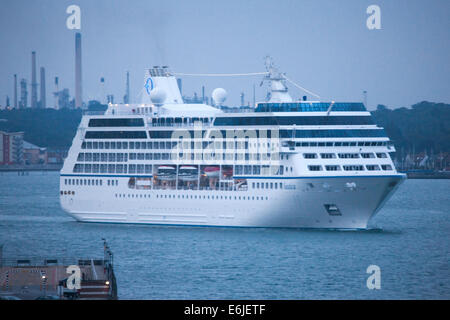 Southampton Docks MS Nautica Kreuzfahrtschiff Stockfoto