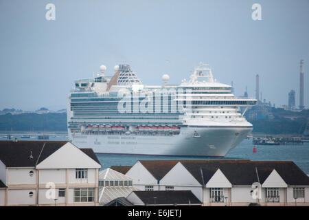 Kreuzfahrtschiff MV Azura P & O Cruises betrieben und im Besitz von Karneval in Southampton UK Stockfoto