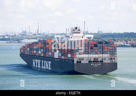 Containerschiff NYK Altair verlassen Southampton Dock mit voller Zuladung Stockfoto