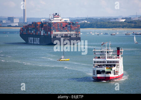 Southampton Docks NYK Altair Containerschiff und roten Trichter rot Osprey Autofähre Stockfoto