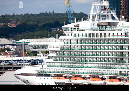 Kreuzfahrtschiff MV Azura P & O Cruises betrieben und im Besitz von Karneval in Southampton UK Stockfoto