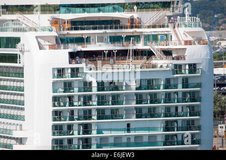 Kreuzfahrtschiff MV Azura P & O Cruises betrieben und im Besitz von Karneval in Southampton UK Stockfoto