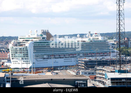 Kreuzfahrtschiff MV Azura P & O Cruises betrieben und im Besitz von Karneval in Southampton UK Stockfoto