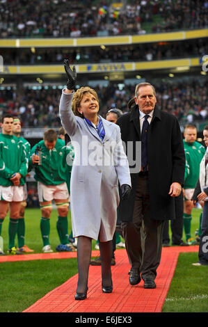 Irische Präsidentin McAleese mit dem Präsidenten der IRFU Caleb Powell vor die 6 Nationen gegen England-Spiel Stockfoto