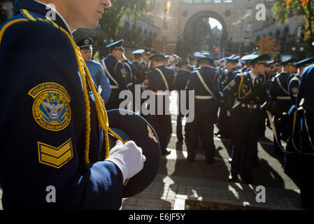 Kiew, Ukraine, 24. August 2014. Mehr als 2 Tausend Soldaten und ukrainische militärische Ausrüstung wie gepanzerte Truppe Träger, Autos, nehmen "Grad" und "Exponaten" Raketen-Systeme Militärparade am Unabhängigkeitstag der Ukraine Teil. Bildnachweis: Oleksandr Rupeta/Alamy Live-Nachrichten Stockfoto