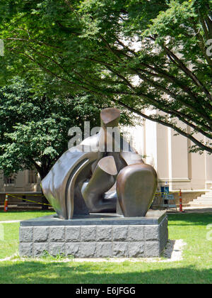 drei Stück Reclining Abbildung drapiert 1976 von Henry Moore MIT Cambridge Mass USA Stockfoto