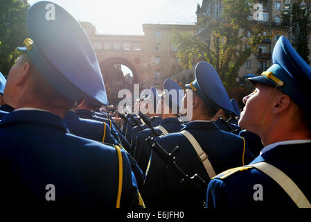 Kiew, Ukraine, 24. August 2014. Mehr als 2 Tausend Soldaten und ukrainische militärische Ausrüstung wie gepanzerte Truppe Träger, Autos, nehmen "Grad" und "Exponaten" Raketen-Systeme Militärparade am Unabhängigkeitstag der Ukraine Teil. Bildnachweis: Oleksandr Rupeta/Alamy Live-Nachrichten Stockfoto