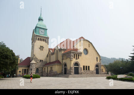 Ein Blick auf den Kirchturm und die deutschen protestantischen "Christuskirche" (Church of Christ) in China in Qingdao, China, 16. August 2014.    Die Uhr auf dem Kirchturm wurde vom J. F. Weule Glockengießerei mit Sitz in Bockenem in der Ambergau Region Deutschlands. Qingdao war die einzige deutsche Kolonie im Fernen Osten. Mit dem Beginn des ersten Weltkrieges im Jahre 1914 wurde die Stadt von Japan übernommen. Heute unterhält Qingdao, einer Stadt mit Millionen von Einwohnern, jedoch noch einige Spuren der deutschen Kolonialzeit. Foto: Friso Gentsch/dpa Stockfoto