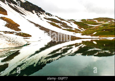 Österreichischen See auf der Straße bis zu den Berg Großglockner und die Pasterze-Gletscher. Stockfoto