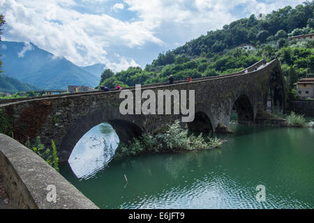 "Ponte della Maddalena" Brücke aka Ponte del Diavolo (Devils Bridge) in Borgo a Mozzano über den Fluss Serchio in der Provinz Lucca in der Toskana, Italien Stockfoto