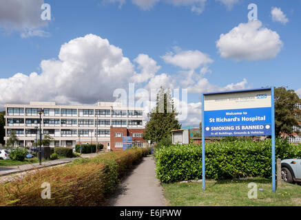 Schild am Eingang zum Krankenhaus St Richard Warnung "Rauchen ist verboten" im Gelände und Gebäude Chichester West Sussex England UK Stockfoto