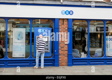 Kunden mit einem Geldautomaten Geldautomaten Geldautomaten außerhalb einer Niederlassung der TSB Bank. East Street, Chichester, West Sussex, England, Großbritannien, Großbritannien Stockfoto