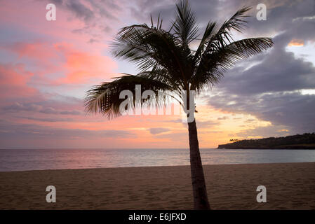 Strand und Sonnenuntergang am Hulopoe Beach. Four Seasons at Manele Bay auf Hawaii Stockfoto