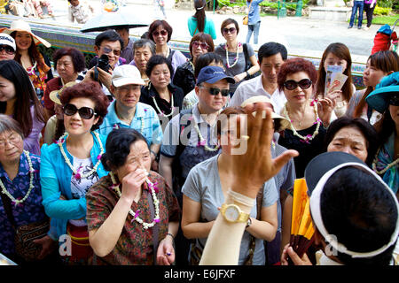 Touristen im Grand Palace in Bangkok, Thailand, Südostasien Gebäude. Menschen, Reisen, Denkmal, Wahrzeichen Stockfoto