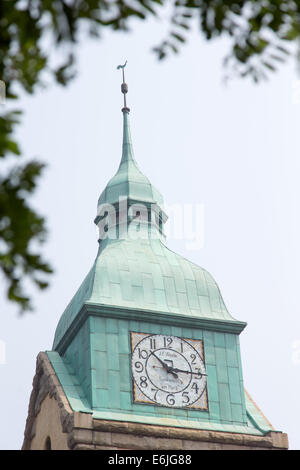 Qingdao, China. 16. August 2014. Ein Blick auf den Kirchturm der deutschen protestantischen "Christuskirche" (Church of Christ) in China in Qingdao, China, 16. August 2014. Die Uhr auf dem Kirchturm wurde vom J. F. Weule Glockengießerei mit Sitz in Bockenem in der Ambergau Region Deutschlands. Qingdao war die einzige deutsche Kolonie im Fernen Osten. Mit dem Beginn des ersten Weltkrieges im Jahre 1914 wurde die Stadt von Japan übernommen. Heute unterhält Qingdao, einer Stadt mit Millionen von Einwohnern, jedoch noch einige Spuren der deutschen Kolonialzeit. Foto: Friso Gentsch/Dpa/Alamy Live News Stockfoto