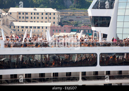 MSC Splendida a-Klasse Fantasia Kreuzfahrtschiff von MSC Kreuzfahrten betrieben angedockt an Genua, Italien Stockfoto