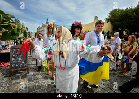 Kiew, Ukraine, 24. August 2014. 5000 Menschen teilnehmen an Stickerei Parade am Unabhängigkeitstag der Ukraine. Parade der ukrainischen nationalen Kleidung 'Vyshyvanka' oder Boho Tunika traditionell am Unabhängigkeitstag der Ukraine statt. In diesem Jahr trat er gemeinsam Rekordsumme von Menschen aus anderen Region der Ukraine, in alten Trachten gekleidet zusammen. Bildnachweis: Oleksandr Rupeta/Alamy Live-Nachrichten Stockfoto
