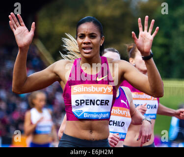 BIRMINGHAM, ENGLAND - 24 AUGUST: Kaliese Spencer von Jamaika feiert Sieg der Frauen 400m Hürden Stockfoto