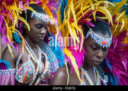 London, UK. 25. August 2014. zwei Nachtschwärmer in Tracht während der Notting Hill Carnival in London. Bildnachweis: Piero Cruciatti/Alamy Live-Nachrichten Stockfoto