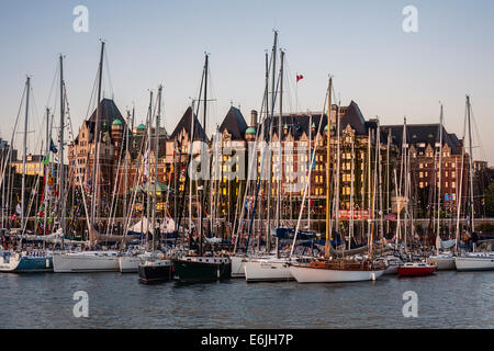 Swiftsure Yachten im Innenhafen und Empress Hotel bei Dämmerung-Victoria, British Columbia, Canada. Stockfoto