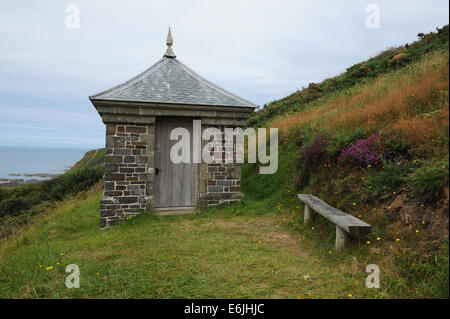 Stone Garden oder Summer House Folly in Hartland Abbey mit Blick auf den Atlantik an der Küste von North Devon, England, Großbritannien Stockfoto