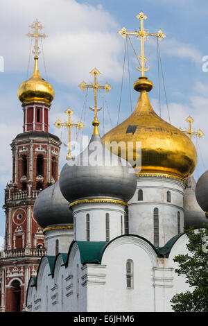 Goldenen Zwiebeltürme der Nowodewitschi-Kloster, ein 17. Jahrhundert Kloster in Moskau, Russland Stockfoto