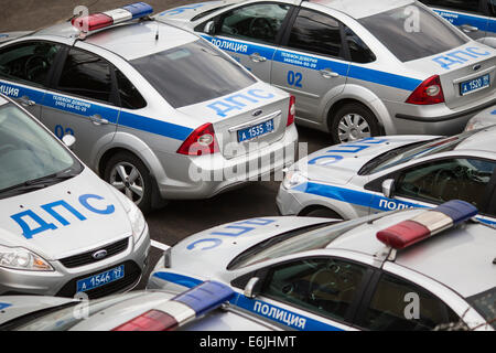 Polizeiautos geparkt in einer Reihe, Moskau, Russland Stockfoto