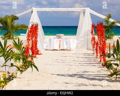 Hochzeit Vorbereitung auf mexikanischen Strand vor dem Hintergrund der schönen Blick aufs Meer Stockfoto
